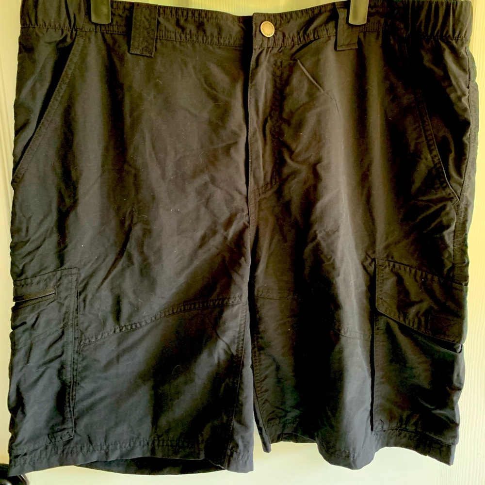 Columbia Men's 38W Black Cargo Shorts Fishing Hiking Omni-Shade - 10L